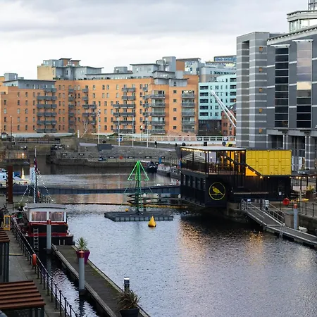 2 Bed 2 En-suite Luxury Centre
