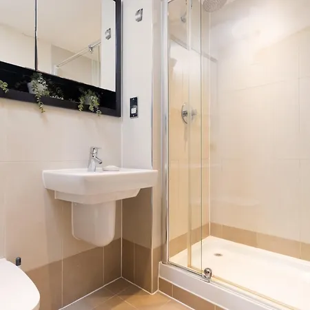 2 Bed 2 En-suite Luxury Centre شقة *