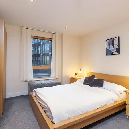 2 Bed 2 En-suite Luxury Centre شقة *