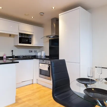2 Bed 2 En-suite Luxury Centre شقة