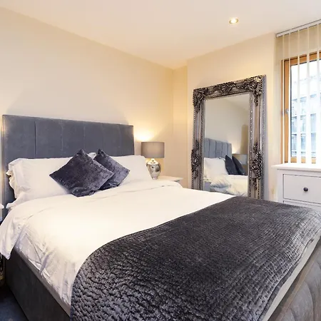 2 Bed 2 En-suite Luxury Centre